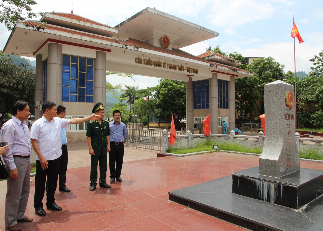 Bộ đội biên phòng tỉnh Hà Giang hướng dẫn du khách tham quan cột mốc biên giới.  Ảnh: Duy Tiến