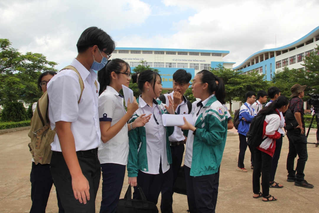 Học sinh dự thi vào lớp 10 Trường THPT Chuyên Nguyễn Du năm học 2020-2021. Ảnh: Nguyên Hoa