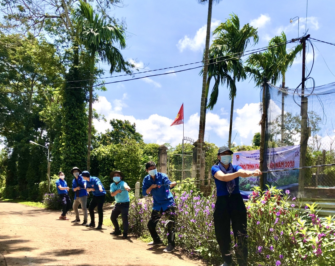 Đoàn viên thanh niên hỗ trợ thi công 