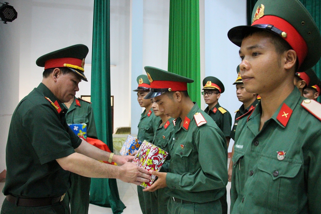 Thượng tá Võ Văn Minh, Phó Chính ủy Bộ Chỉ huy Quân sự tỉnh trao quà tặng cán bộ, đoàn viên, thanh niên tiêu biểu