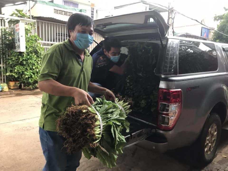 Người dân thành phố Buôn Ma Thuột quyên góp rau ủng hộ người dân Đà Nẵng  tro ng đợt dịch bệnh vừa qua. Ảnh: E.Xin