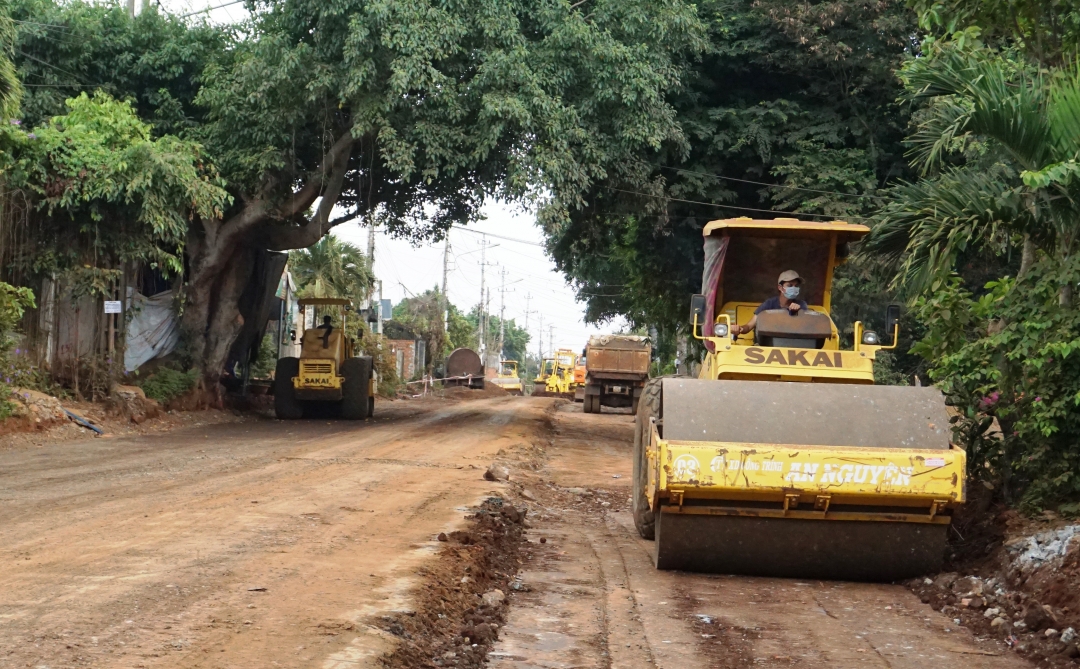 Thi công Dự án nâng cấp đường Trần Quý Cáp - TP. Buôn Ma Thuột (đoạn từ đường Mai Thị Lựu đến đường Lê Duẩn). Ảnh: Khả Lê