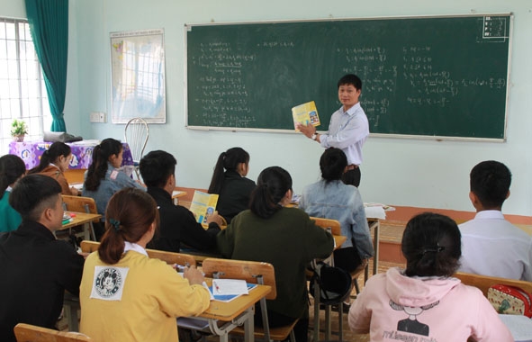 Cán bộ BHXH thị xã Buôn Hồ tuyên truyền trực tiếp tại lớp học về lợi ích của việc tham gia BHYT học sinh.