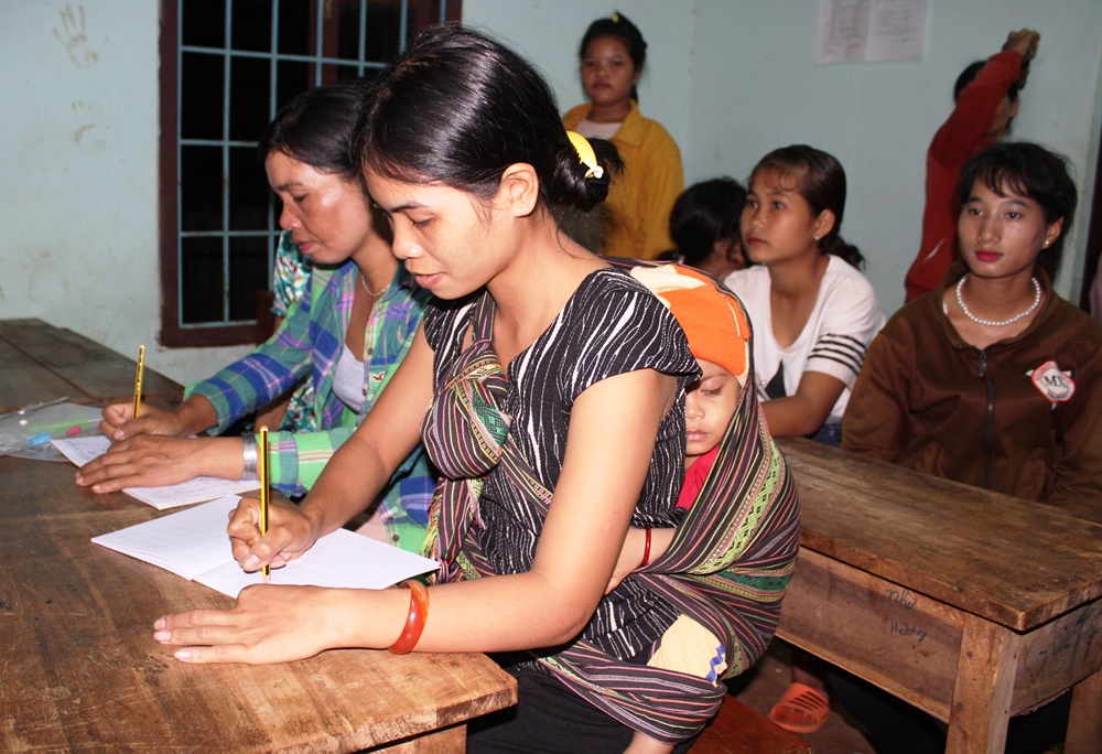 Các học viên lớp học xóa mù chữ ở buôn Cuah (xã Ea Na, huyện Krông Ana).    