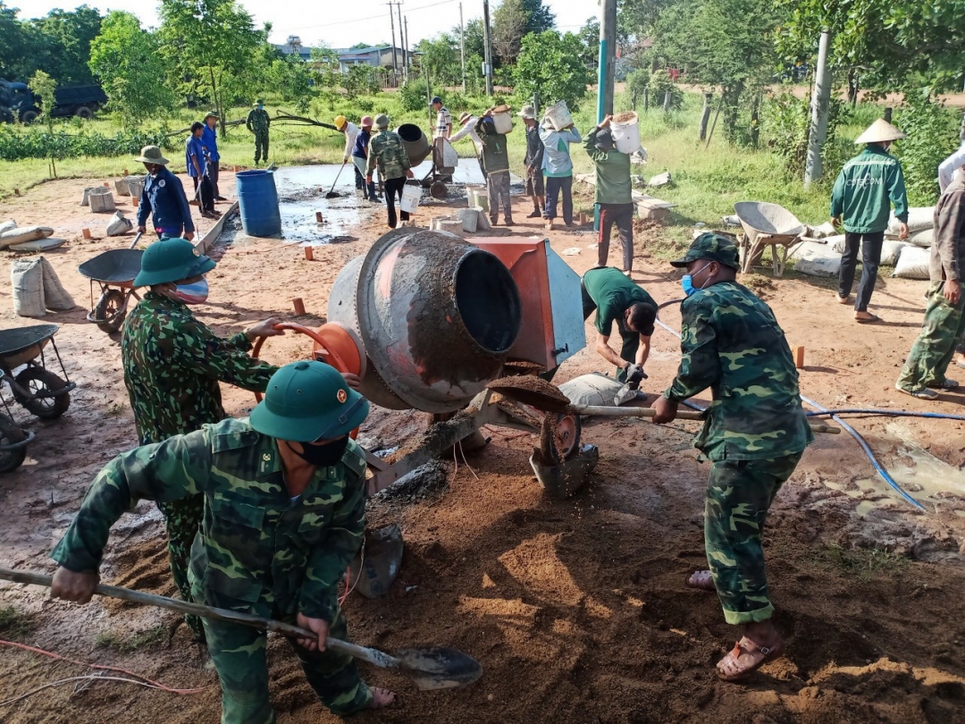 Cán bộ, đoàn viên thanh niên Đồn Biên phòng Ia R'vê tham gia làm sân bóng chuyền tại xã Ia R'vê, huyện Ea Súp