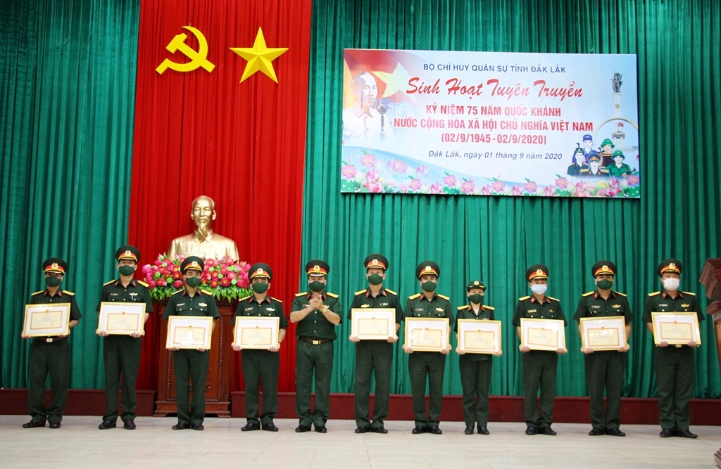 Thượng tá Trần Minh Trọng trao Bằng khen của Bộ Quốc phòng cho các tập thể, cá nhân
