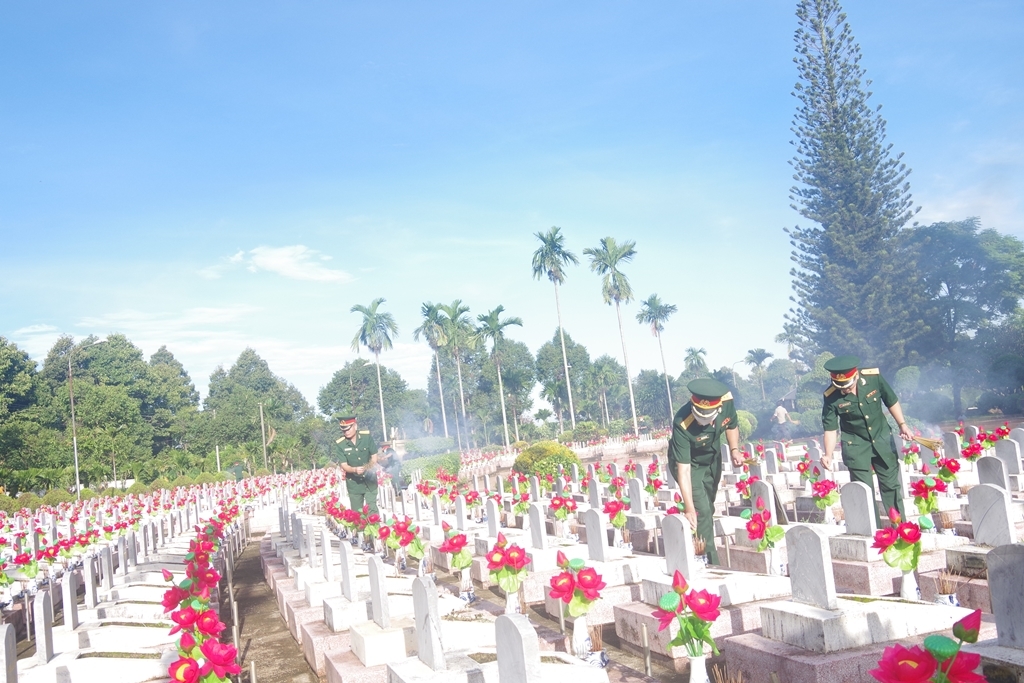 Cán bộ, chiến sĩ Bộ Chỉ huy Quân sự tỉnh dâng hương lên các phần mộ liệt sỹ tại Nghĩa trang Liệt sỹ tỉnh