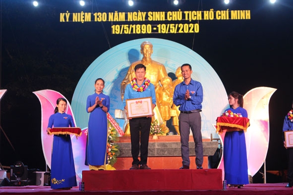 Ban Thường vụ Tỉnh Đoàn tuyên dương thanh niên tiên tiến làm theo lời Bác năm 2020.