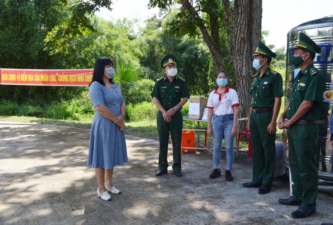 Đoàn công tác nghe chỉ huy Đồn Biên phòng Bo Heng báo cáo tình hình thực hiện nhiệm vụ phòng, chống dịch Covid-19 trên biên giới 