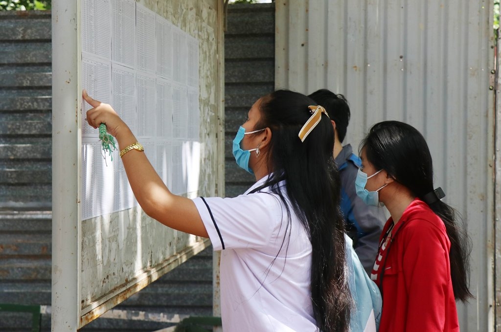 Thí sinh tìm hiểu thông tin phòng thi.