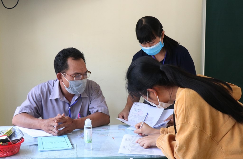 Thí sinh làm thủ tục dự thi tại Điểm thi Trường THPT Hồng Đức.
