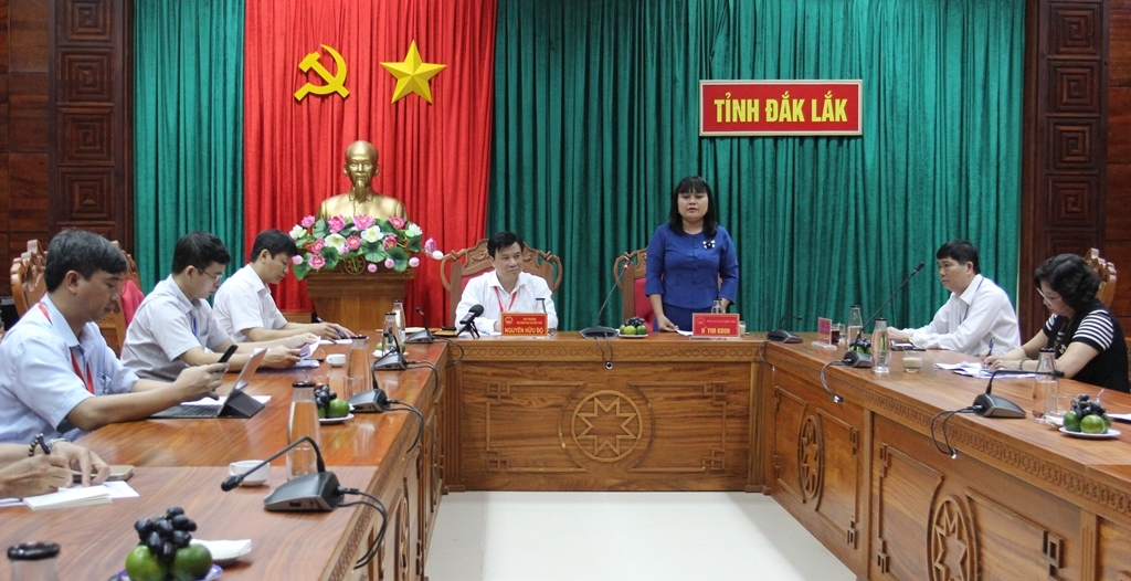 Phó Chủ tịch UBND tỉnh HYim Kđoh phát biểu tại buổi làm việc.