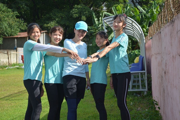 Thầy trò Huấn luyện viên Đặng Hoàng Thúy Vy (giữa) vui vẻ sau mỗi buổi tập luyện vất vả.