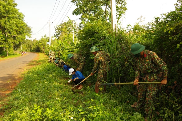 Cán bộ, chiến sĩ Tiểu đoàn 303 (Trung đoàn 584) tham gia công tác dân vận trên địa bàn xã Hòa Xuân, TP. Buôn Ma Thuột.