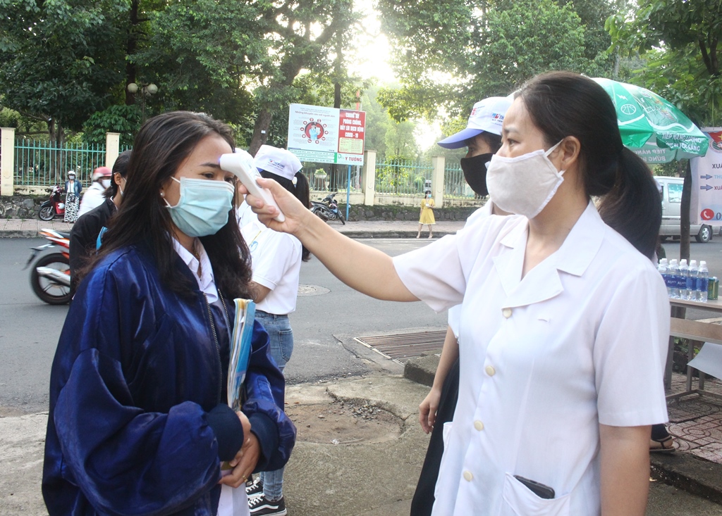 Thực hiện công tác phòng, chống dịch bệnh Covid-19 cho thí sinh tại điểm thi Trung tâm Giáo dục Thường xuyên tỉnh..