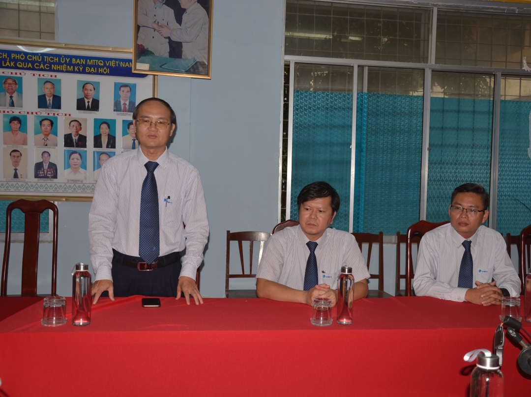 Lãnh đạo VNPT Đắk Lắk thay mặt lãnh đạo Tập đoàn gửi món quà đến Đắk Lắk.