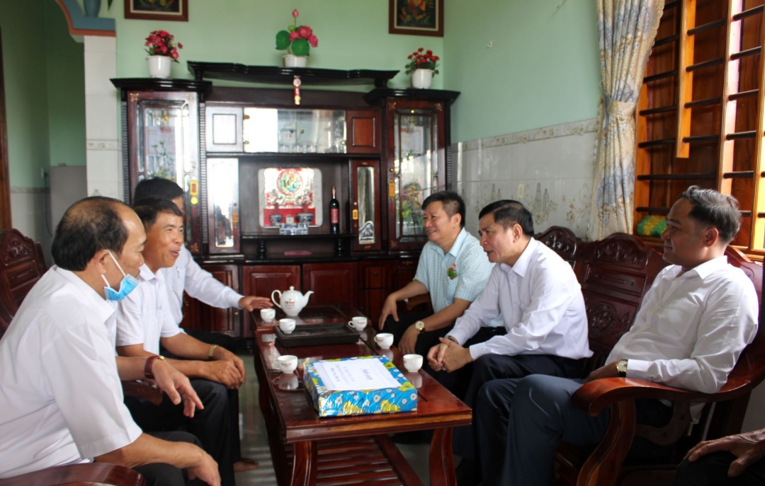 Đoàn công tác đến thăm hỏi đời sống người dân ở khu tái định cư.