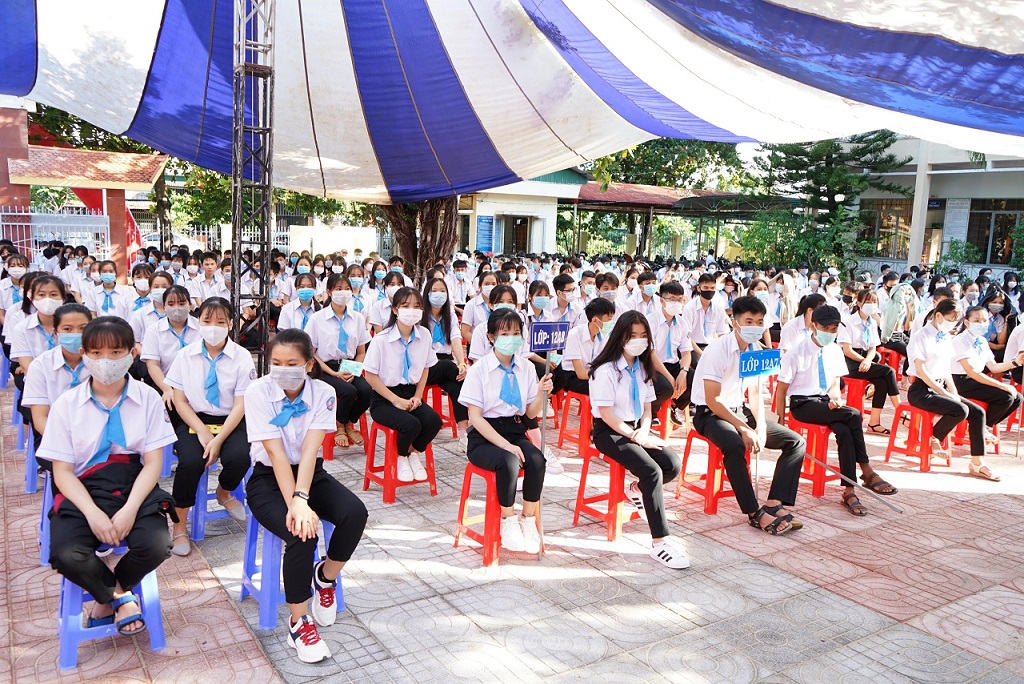 Học sinh Trường THPT Buôn Đôn tham dự lễ đón nhận Bằng đạt chuẩn Quốc gia và khai giảng năm học 2020 - 2021.