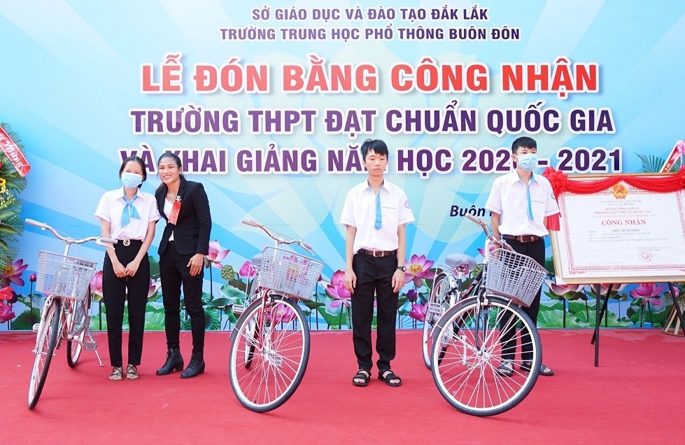 Cựu học sinh của Trường THPT Buôn Đôn trao xe đạp cho các em học sinh nghèo có tinh thần vượt khó.