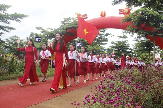 Cô, trò Trường THCS&THPT Đông Du phấn khởi trong ngày khai giảng năm học mới