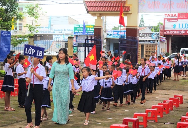  Cô và trò Trường Tiểu học Lý Thường Kiệt (TP. Buôn Ma Thuột) 