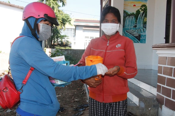 Đoàn viên thanh niên tham gia  phát thuốc kháng sinh dự phòng và giám sát người dân uống tại chỗ. 