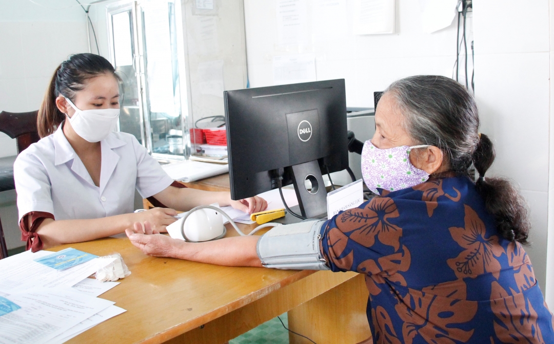 Cán bộ Trạm y tế xã Cư Prao kiểm tra sức khỏe cho người dân trước khi tiêm vắc xin phòng bệnh bạch hầu.