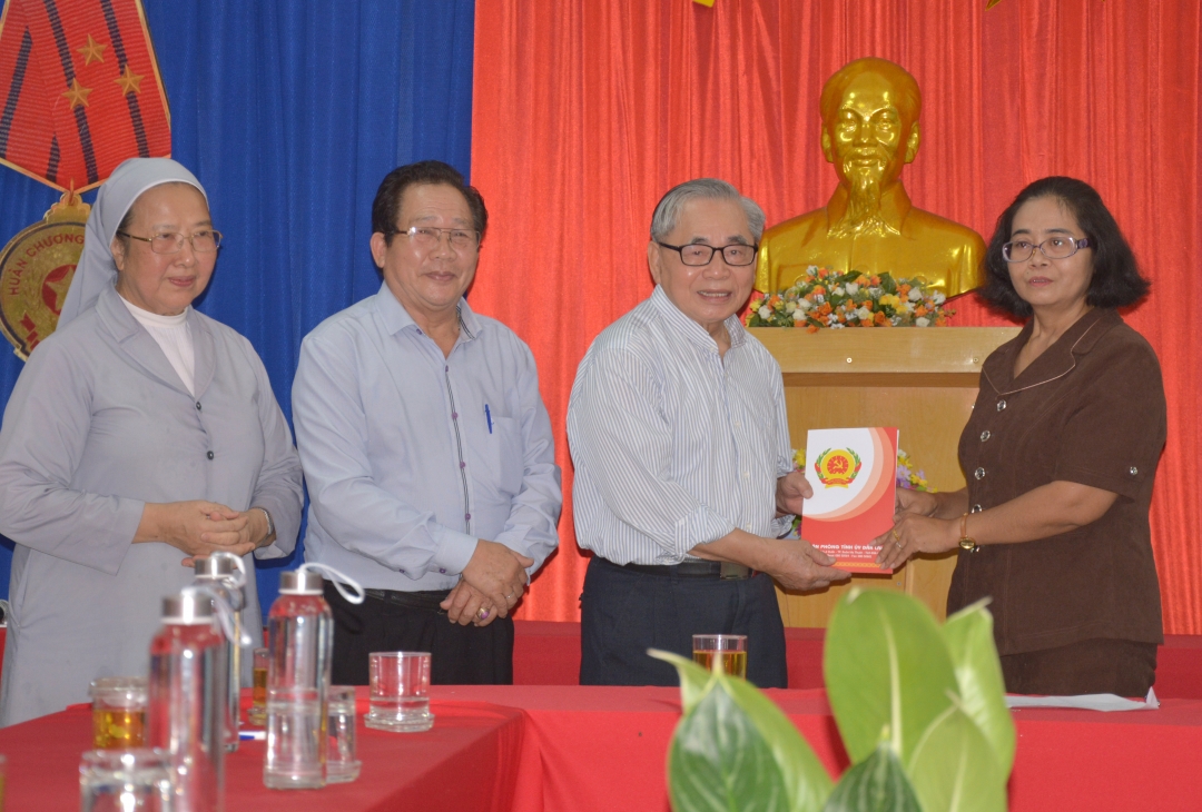 Đoàn đại biểu nhận quà của Ủy ban MTTQ Việt Nam tỉnh.