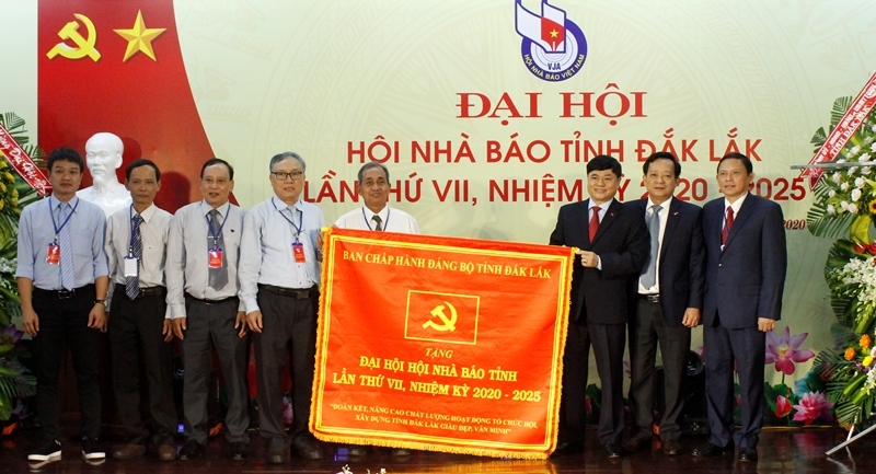 Ban Chấp hành Đảng bộ tỉnh đã trao tặng Đại hội bức trướng với nội dung: “Đoàn kết, nâng cao chất lượng hoạt động tổ chức Hội, xây dựng tỉnh Đắk Lắk giàu đẹp, văn minh”