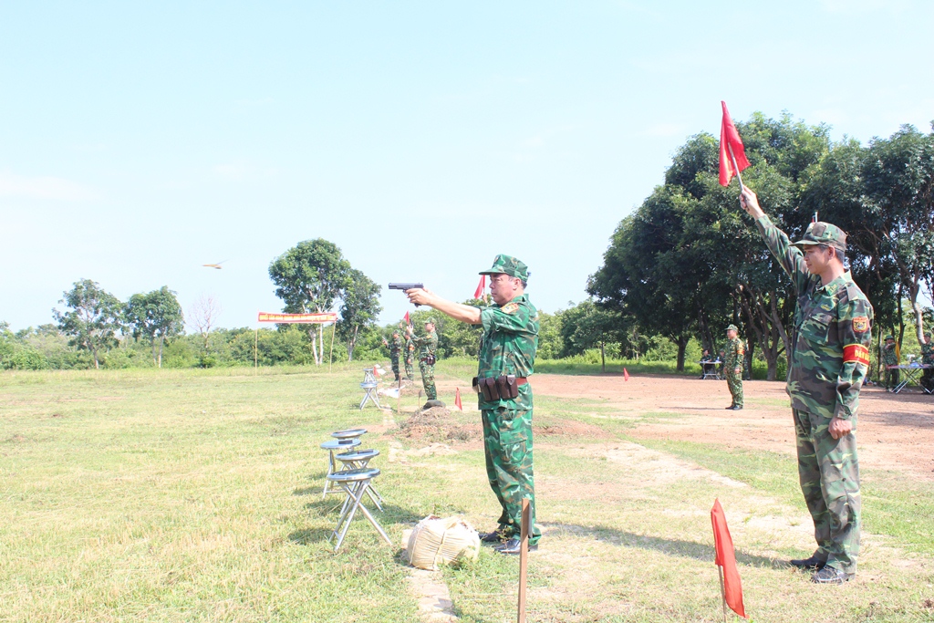 Kiểm tra bắn súng ngắn K54 đối với sĩ quan