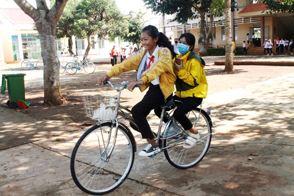 Niềm vui của học sinh Trường THCS Tô Vĩnh Diện sau khi được nhận xe đạp.
