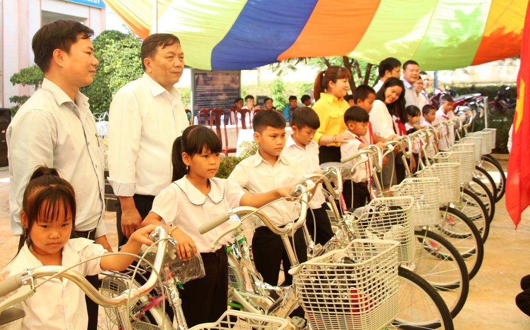 Tặng xe đạp cho các em học sinh có hoàn cảnh khó khăn tại Trường Tiểu học Bế Văn Đàn