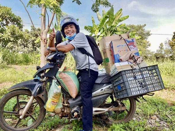 Anh Hà  Phong Vũ  chở sách đi tặng  học sinh nghèo. 