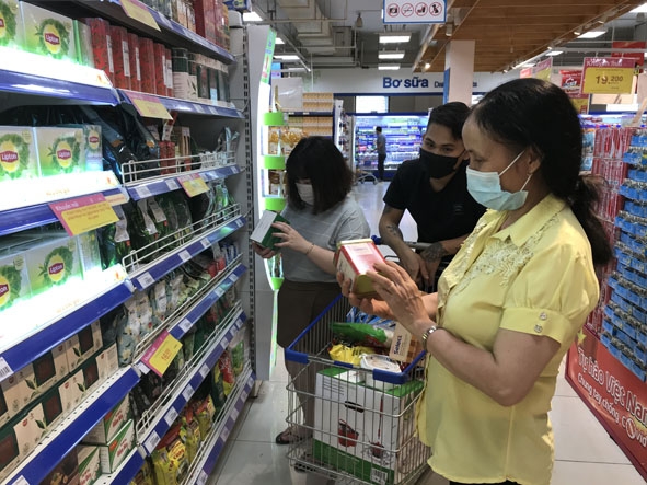 Khách mua hàng Việt tại Co.op Mart Buôn Ma Thuột.