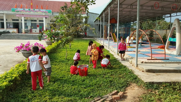  Trường  Mẫu giáo  Cư Pui  (xã Cư Pui)  phấn đấu  xây dựng  đạt chuẩn  quốc gia vào năm 2021. 