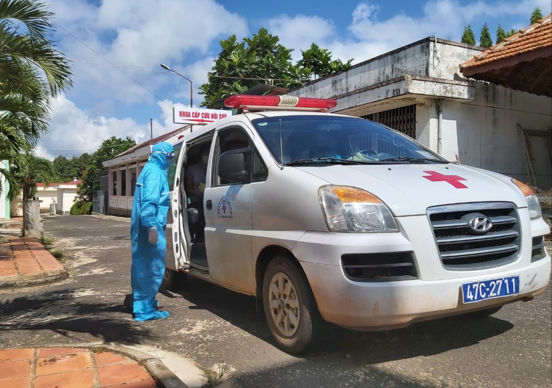 Cán bộ Trung tâm Kiểm soát bệnh tật tỉnh tiếp nhận và vận chuyển bệnh nhân 448 về khu cách ly tập trung Trung đoàn Cảnh sát cơ động Tây Nguyên bằng xe chuyên dụng. 