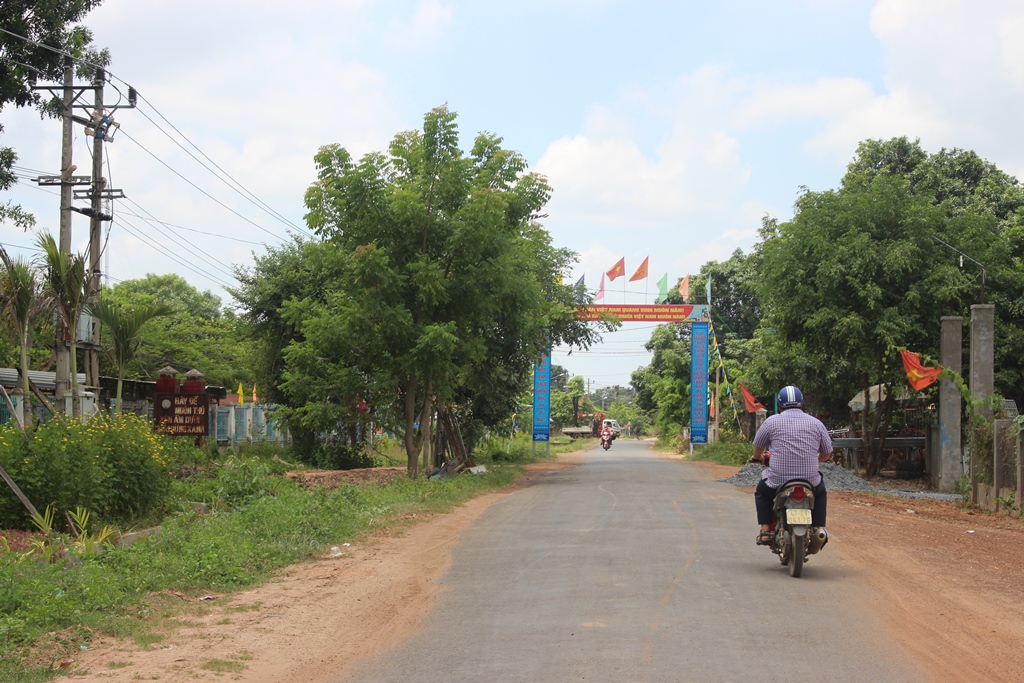 Hầu hết các tuyến đường giao thông trên địa bàn xã đều đã được bê tông hóa hoặc nhựa hóa