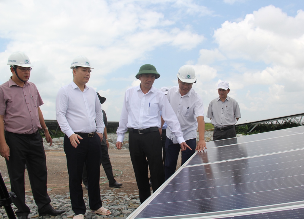 Đại diện chủ đầu tư giới thiệu với đoàn công tác của UBND tỉnh về công nghệ, thiết bị sản xuất điện mặt trời