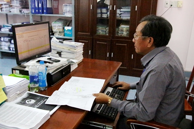 Cán bộ Chi cục Thuế khu vực Ea H'leo - Krông Búk kiểm tra hồ sơ của người nộp thuế trên hệ thống ngành