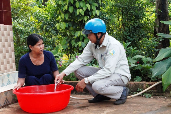 Bà H'Bhet Kla sử dụng nguồn nước máy phục vụ sinh hoạt. 