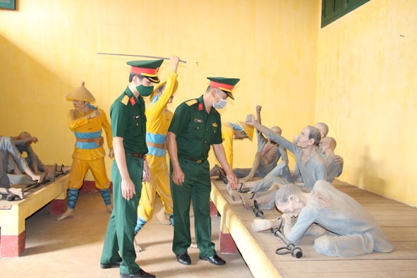 Cán bộ, chiến sĩ LLVT tỉnh tham quan Nhà đày Buôn Ma Thuột.