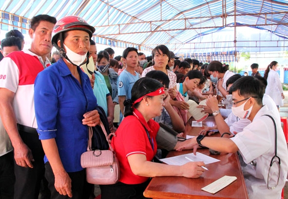   Đông đảo  cán bộ,  nhân dân huyện Ea Kar đăng ký  tham gia  hiến máu  tình nguyện tại  Chương trình Hành trình đỏ năm 2020. 