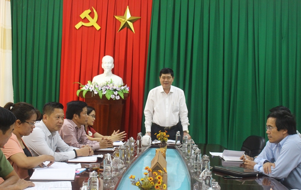 Giám đốc Sở GD-ĐT Phạm Đăng Khoa chủ trì cuộc họp.