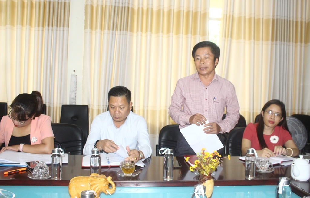Lãnh đạo UBND huyện Ea Kar thông tin về công tác phối hợp chuẩn bị tổ chức chương trình tại địa phương.