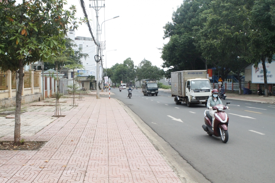 Vỉa hè đường Đinh Tiên Hoàng, TP. Buôn Ma Thuột được cải tạo, nâng cấp từ nguồn vốn đầu tư công. 