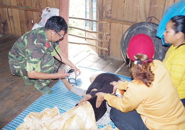 Bác sĩ Bệnh xá 48 đến tận nhà khám sức khỏe cho người dân ở xã vùng sâu Yang Mao, huyện Krông Bông. 