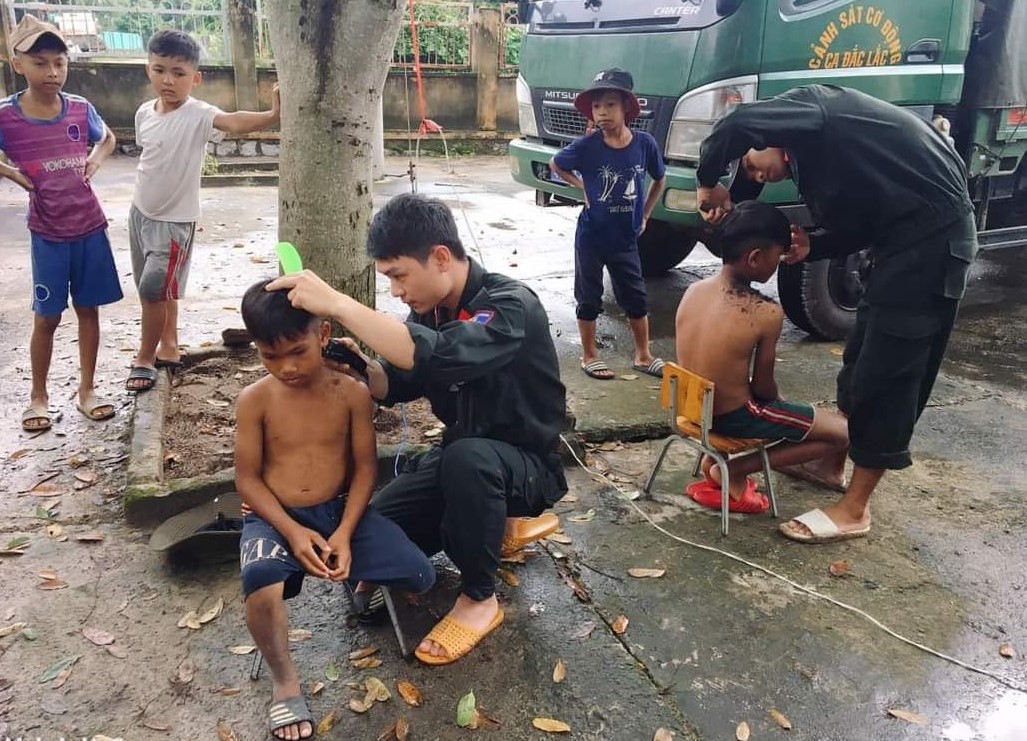 Cắt tóc cho các em ở buôn Cuôr.