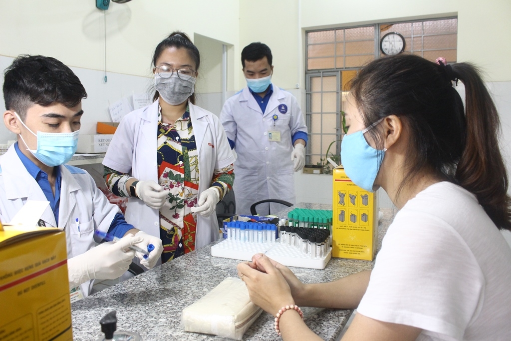 Sinh viên Khoa Y trường Đại học Tây Nguyên thực tập lấy mẫu xét nghiệm tại Bệnh viện Đại học Tây Nguyên.