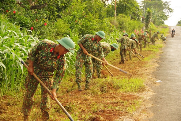 Các chiến sĩ Tiểu đoàn 303, Trung đoàn 584, Bộ Chỉ huy Quân sự tỉnh hành quân dã ngoại làm công tác dân vận.