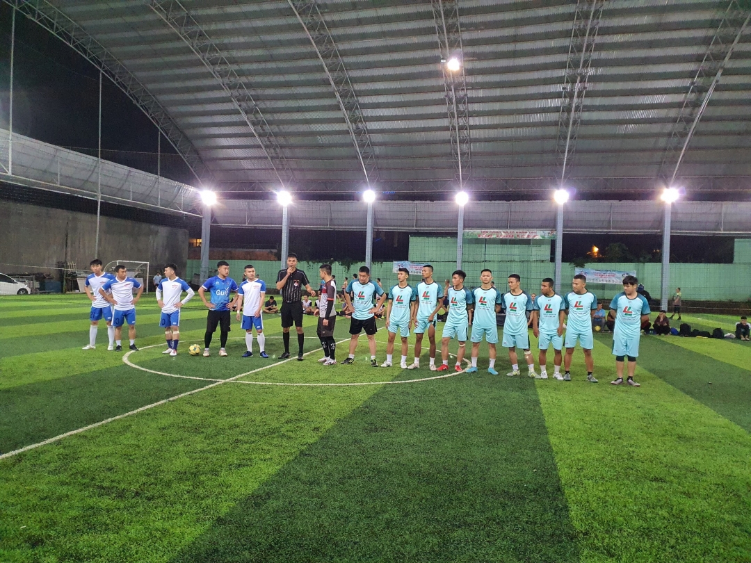 Hai đội bóng ra san thi đấu trận chung kết.
